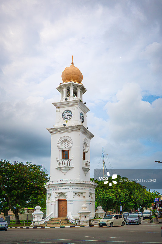 钟楼在多云天空下的低角度视图图片素材