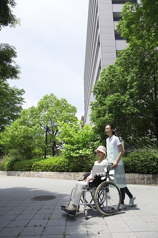 医院、护理人员和老年女性图片素材