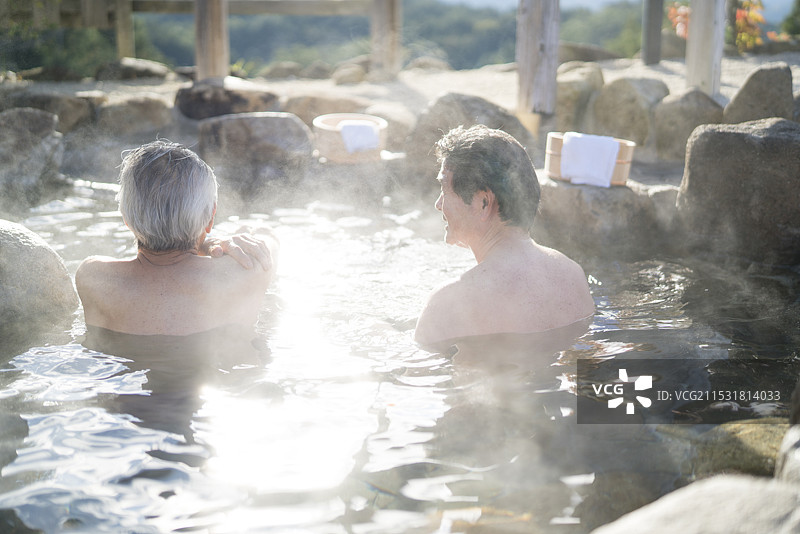父子在露天浴池中的背影图片素材