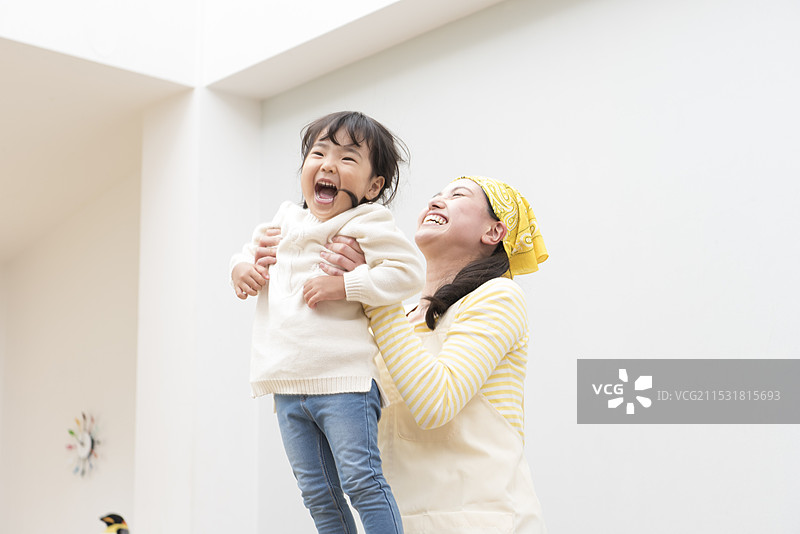 女孩与幼儿园老师玩耍图片素材