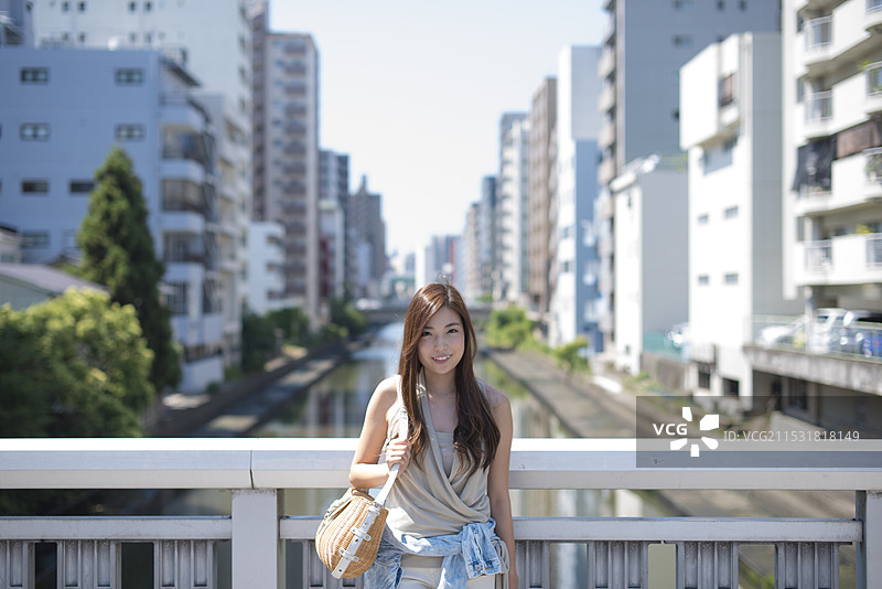 女人站在运河街道和桥上图片素材