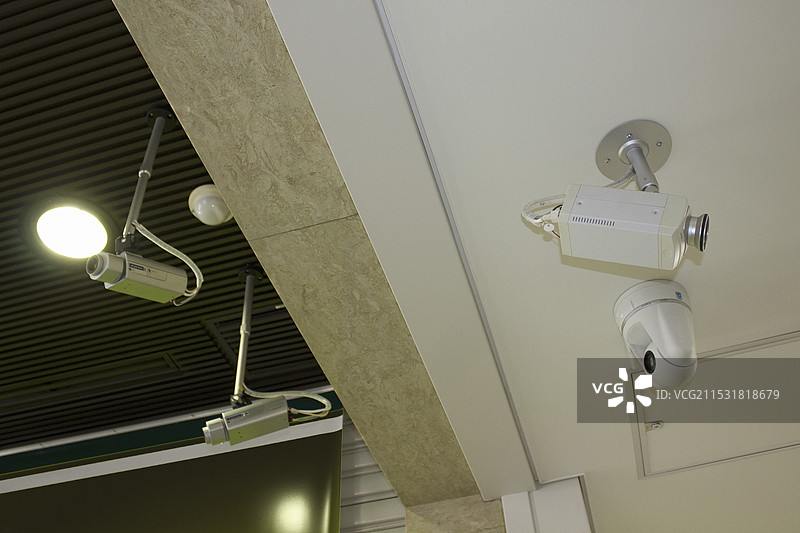 建筑内部天花板上的监控摄像头图片素材