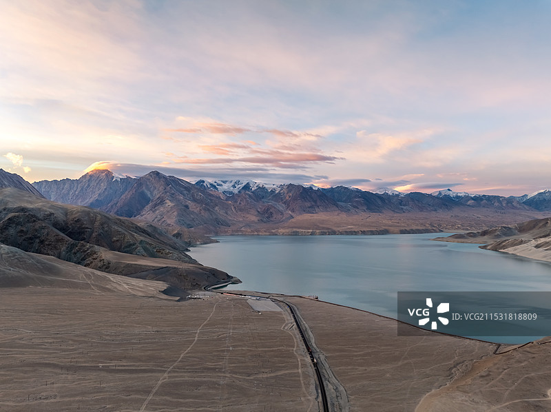 帕米尔高原上的雪山，日照金山图片素材