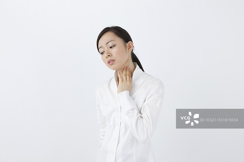 女人捂着喉咙图片素材
