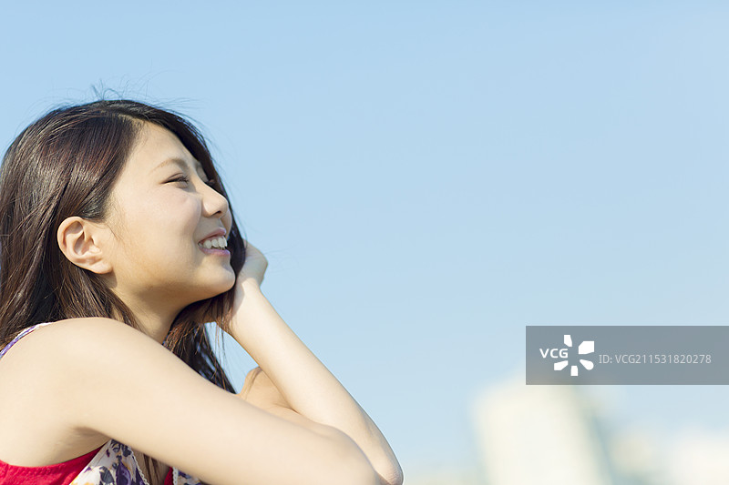 微笑的日本女性，颧骨突出图片素材