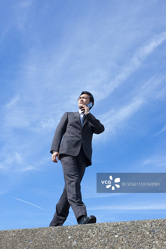 商人正在用手机通话图片素材
