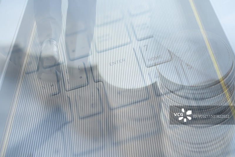 商人的脚、电脑和硬币的合成图图片素材