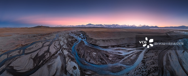 航拍日落夕阳下的希夏邦马群山与雄浑大地图片素材