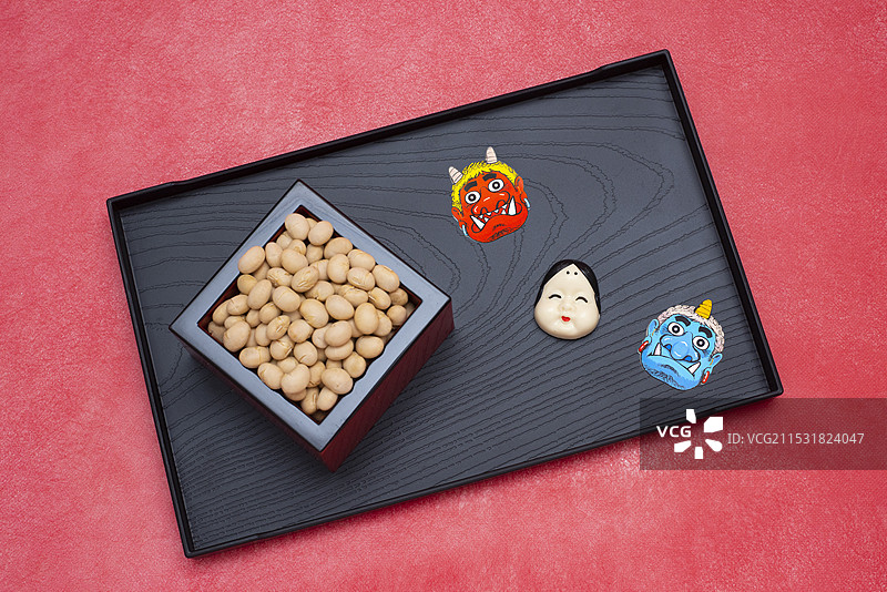 装有烤大豆的枡盒，旁边有鬼面具和红蓝色的鬼面具图片素材