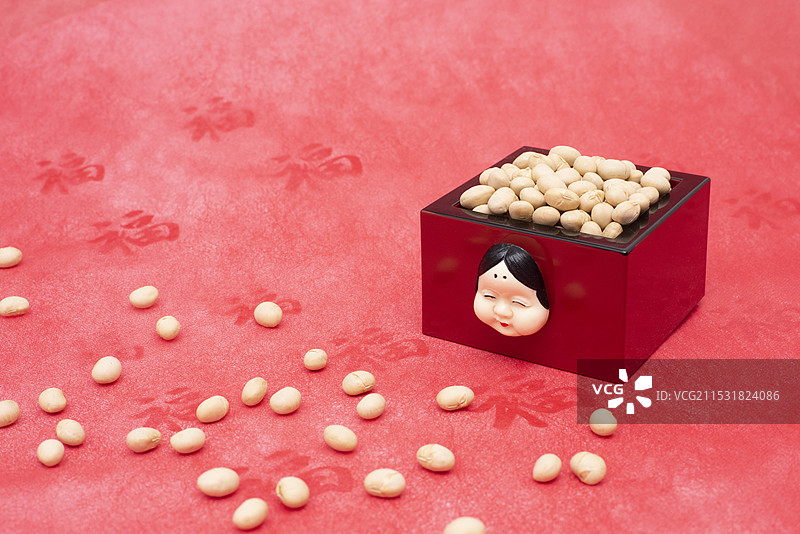 装有大豆的升子，旁边是大福面具图片素材