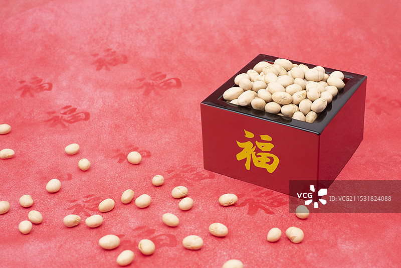 装有“福”字的烤黄豆的枡盒图片素材