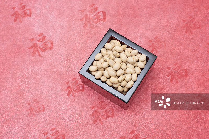 盒装烤黄豆图片素材