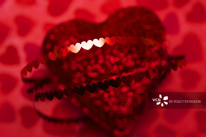 心形小雕像和戒指图片素材