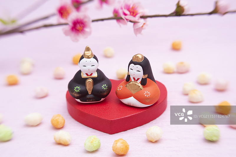 心形底座上的娃娃、桃花和雏祭饼图片素材
