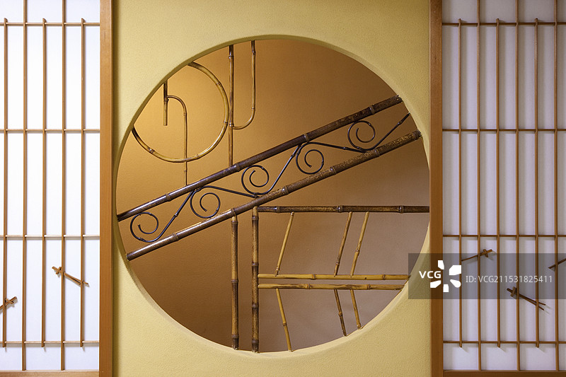 日本风格房间中的圆形窗户图片素材