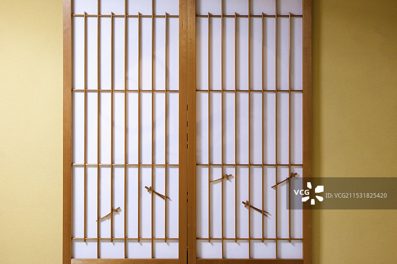 日本风格房间中的圆形窗户图片素材