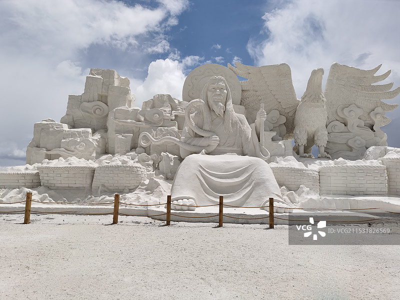 茶卡盐湖的盐雕图片素材