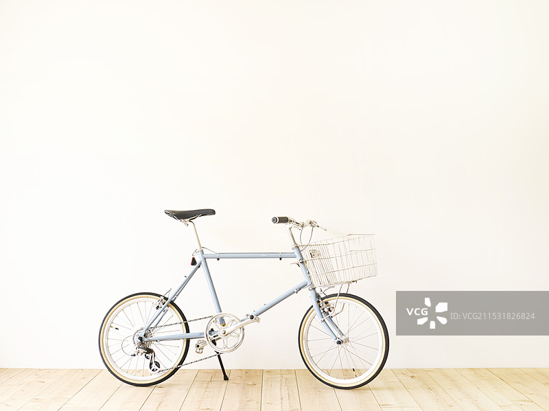 自行车、木地板和白色墙壁图片素材