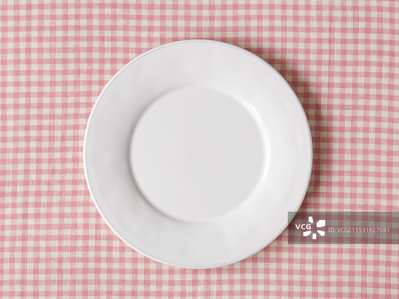 粉色格子布和白色盘子图片素材