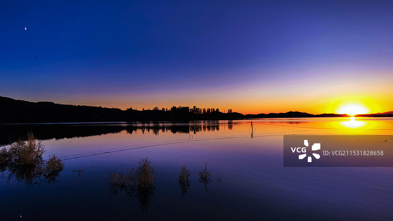 密云水库秋波日月同辉图片素材