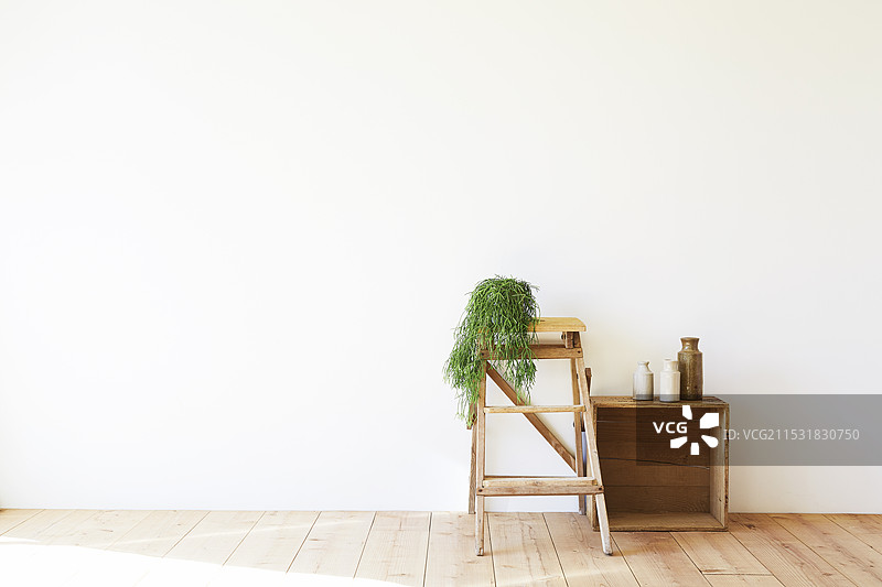 木地板，白色墙壁，酒箱和梯子图片素材