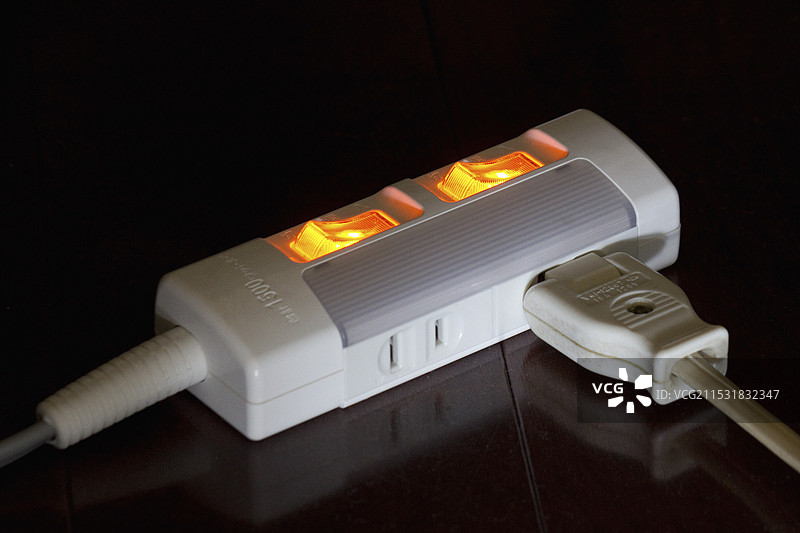 黑暗房间里的插线板图片素材