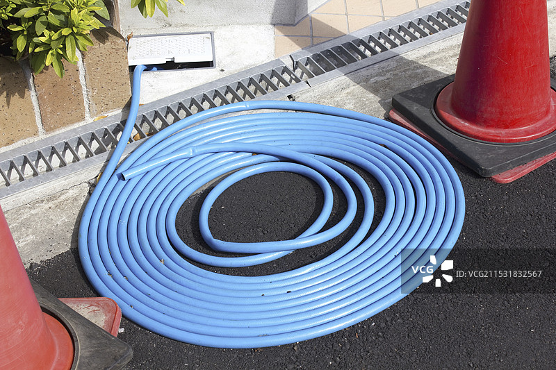 整齐卷好的前门浇水软管图片素材