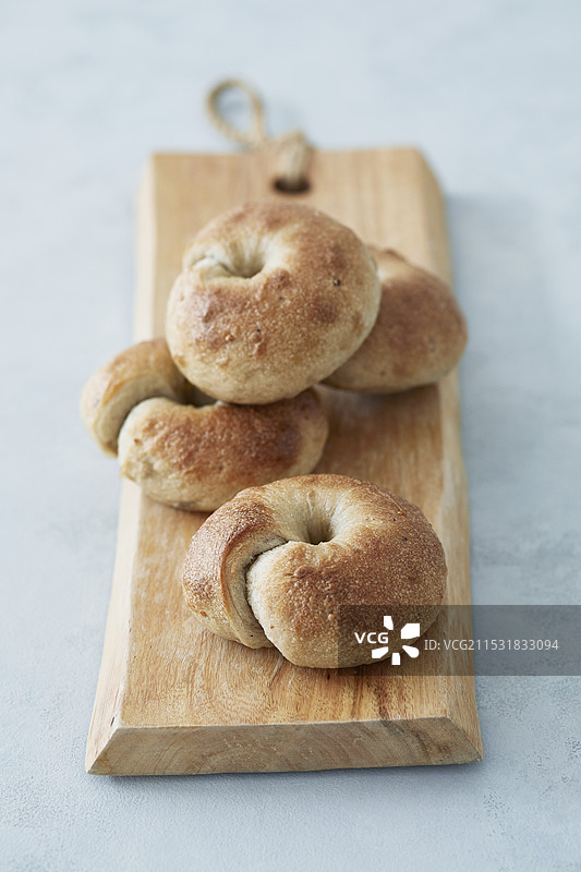 切菜板和贝果图片素材