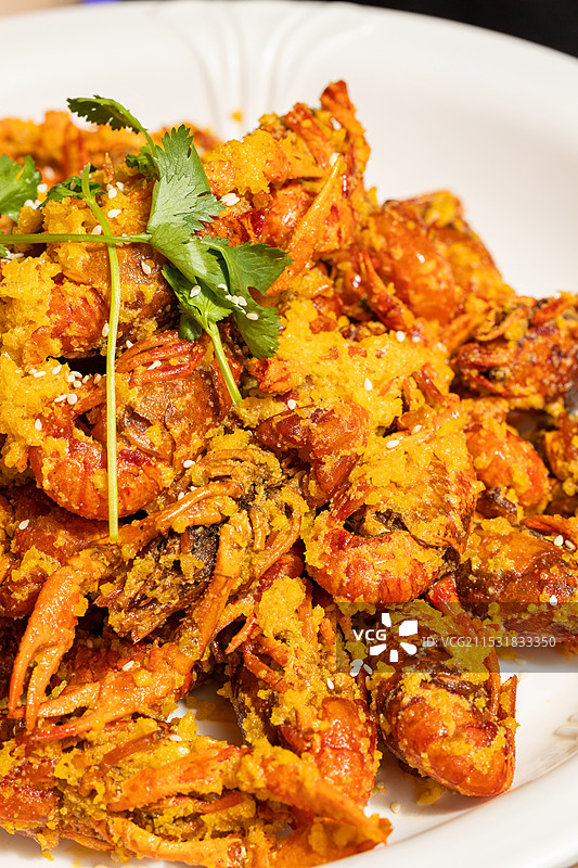 小龙虾夜宵蒜蓉虾油爆虾咸蛋黄小龙虾夜市图片素材