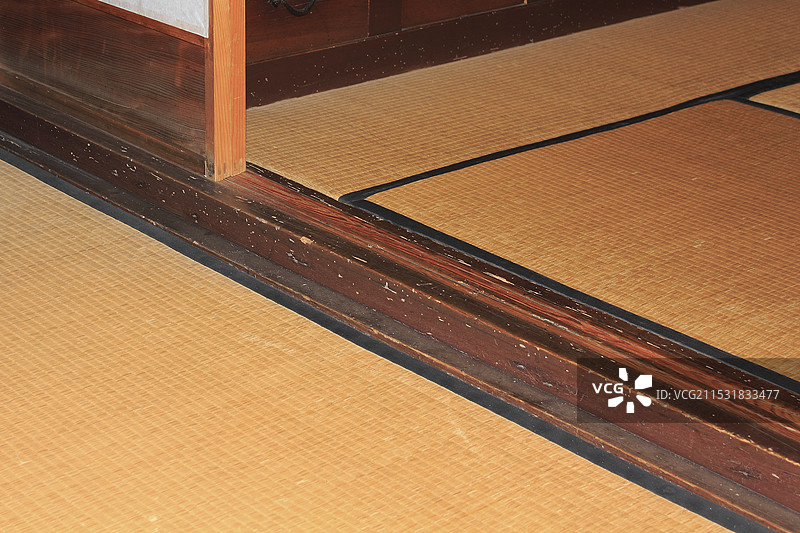 日本风格房间里的榻榻米和门槛图片素材