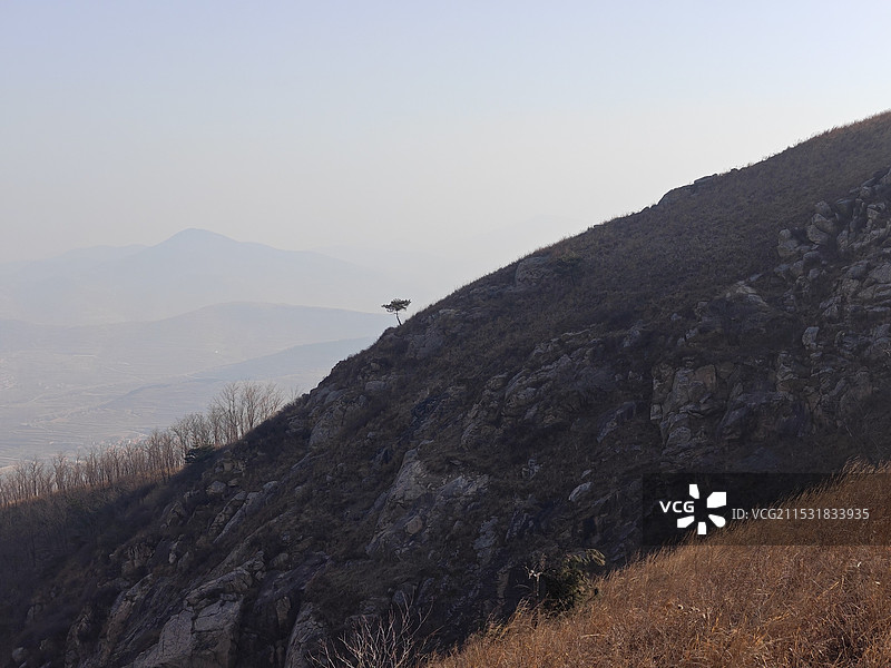 冬天小寒节气，攀爬莒县梁甫山，山顶冬季风光图片素材