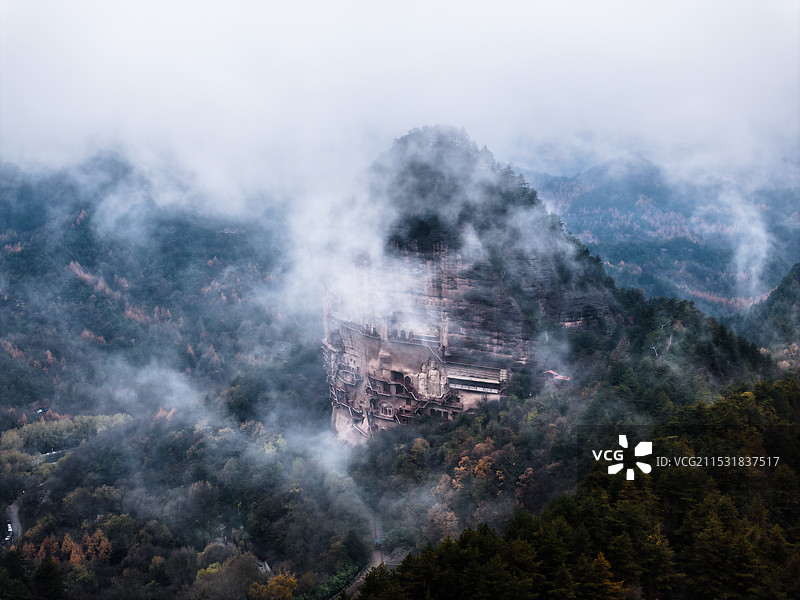烟雨麦积山图片素材