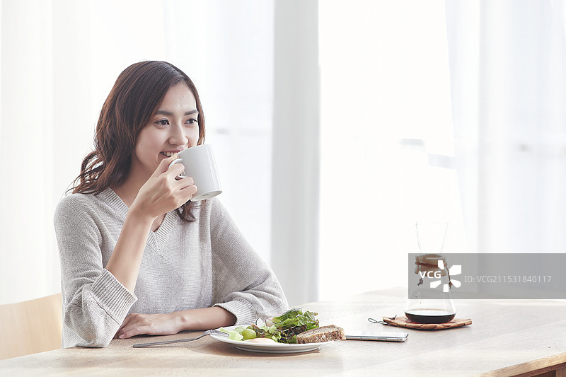 年轻的日本女性在吃东西图片素材