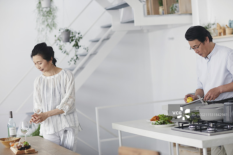 情侣在厨房准备食物图片素材