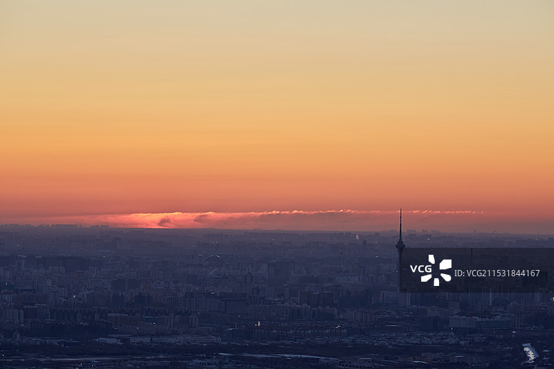 北京西山国家森林公园鬼笑石眺望晨曦中的中央电视塔图片素材