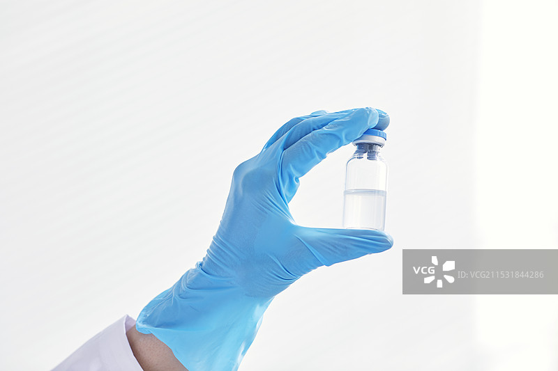 研究人员的手和疫苗图片素材