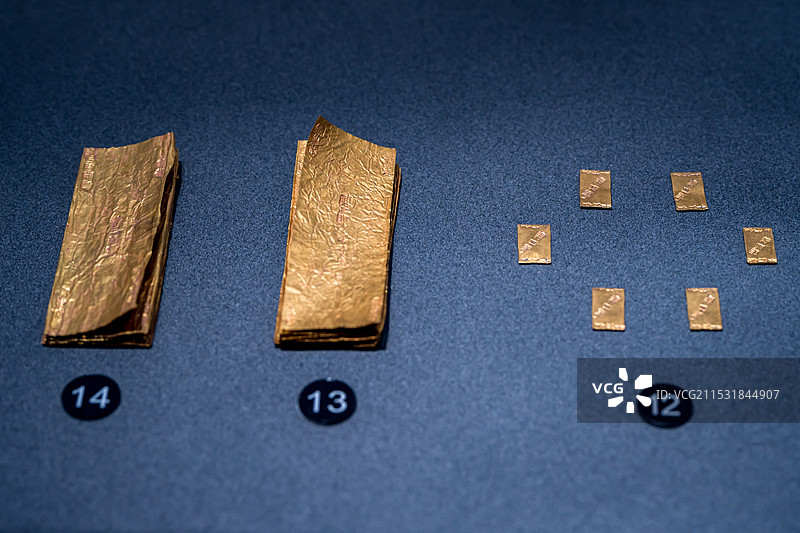 浙江省博物馆一组金叶与金牌展示图片素材