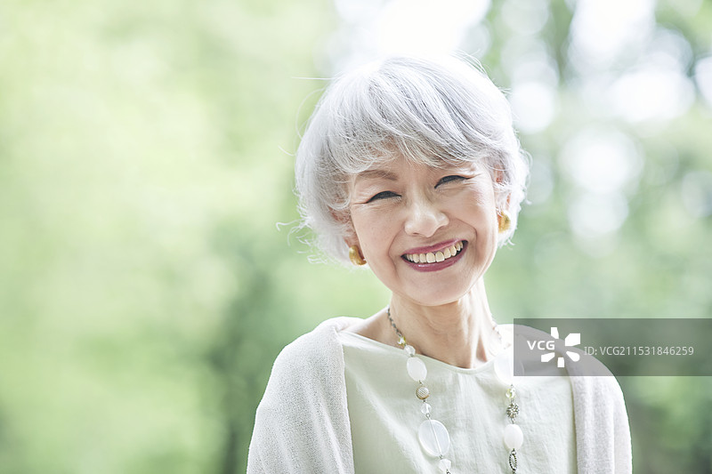 户外微笑的老年女性面对镜头图片素材