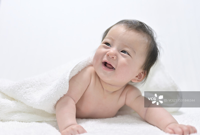 婴儿裹在浴巾里图片素材