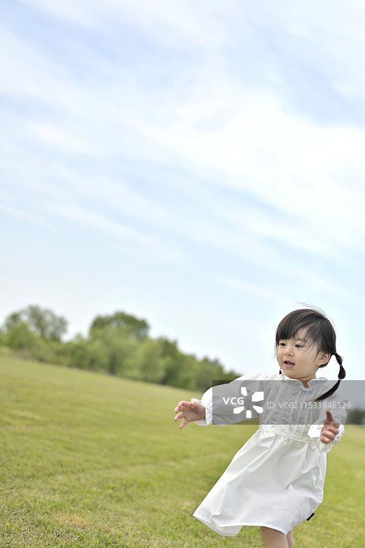 穿着白色衣服的幼儿图片素材
