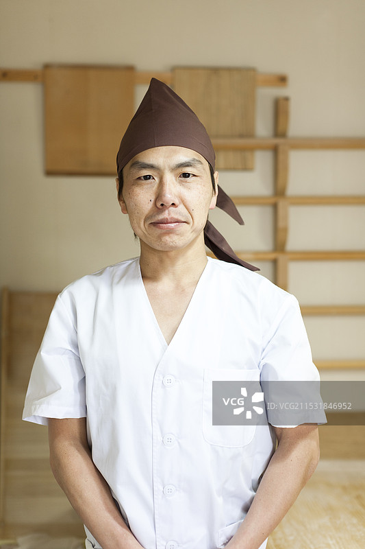 穿着白色衣服的荞麦面制作师正面站立工作图片素材