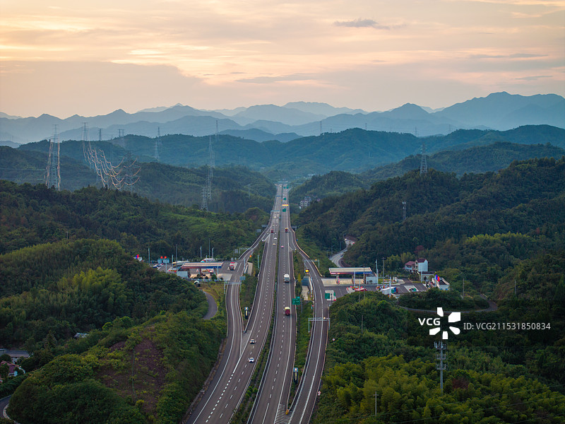 航拍日落黄昏时分G25长深高速金建高速梅城服务区停车区图片素材