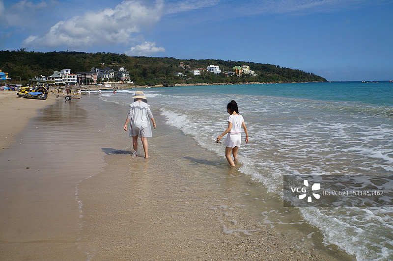台湾省屏东县垦丁海边嬉戏的小女孩们图片素材