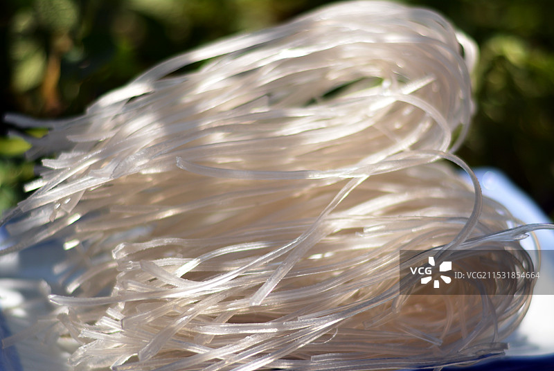 室外阳光下一盘干粉丝图片素材