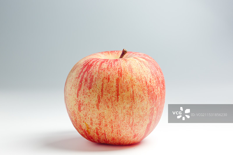 苹果 白色背景上的苹果 冬天水果美食静物特写 平安夜圣诞节图片素材
