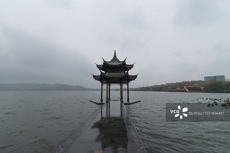 杭州西湖冬天下雪天集贤亭图片素材