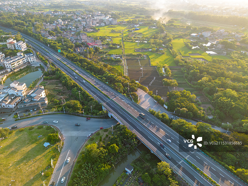航拍穿过五彩田园的玉林绕城高速公路，广西玉林市玉州区图片素材