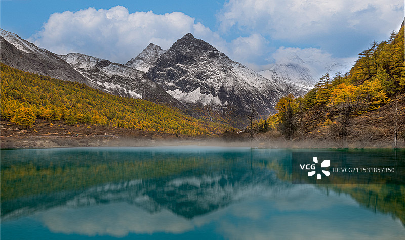 圣水湖 稻城亚丁图片素材