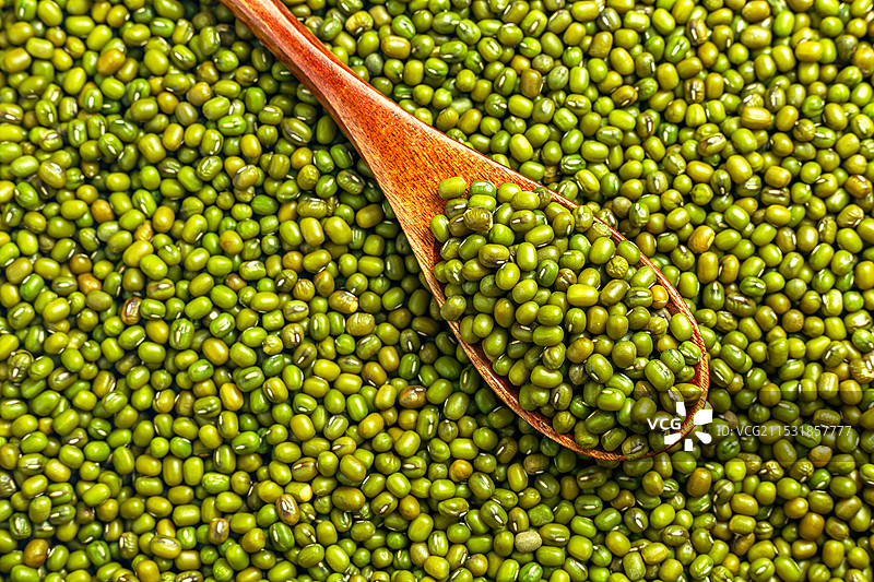 绿豆 白色背景上夏天消暑养生 药食同源绿豆特写图片素材