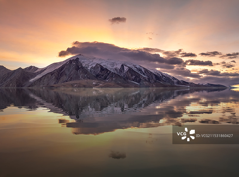 喀什中巴友谊公路上的雪山风景图片素材